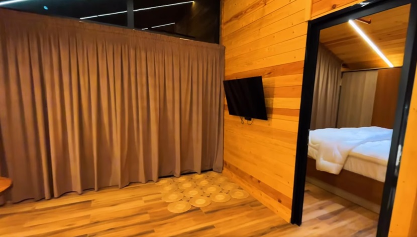 كوخ فندقى راقى مطلة على النهر لشخصين + طفل عمره حتى 6 سنوات