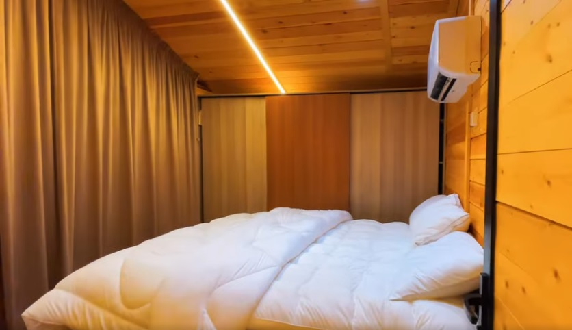 كوخ فندقى راقى مطلة على النهر لشخصين + طفل عمره حتى 6 سنوات