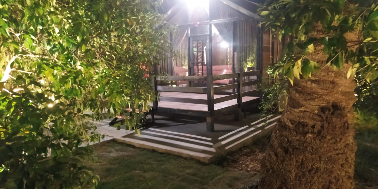 كوخ فندقى قياسية مطلة على الحديقة لشخصين + طفل عمره حتى 6 سنوات