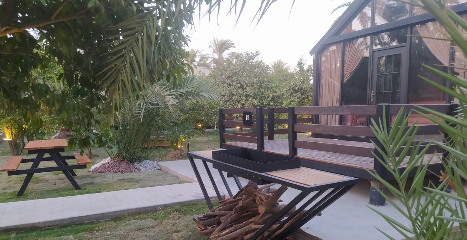 كوخ فندقى قياسية مطلة على الحديقة لشخصين + طفل عمره حتى 6 سنوات