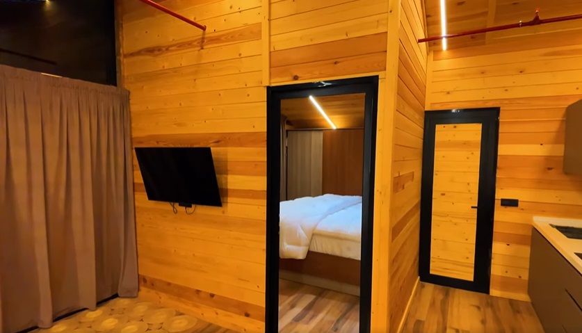 كوخ فندقى راقى مطلة على النهر لشخصين + طفل عمره حتى 6 سنوات