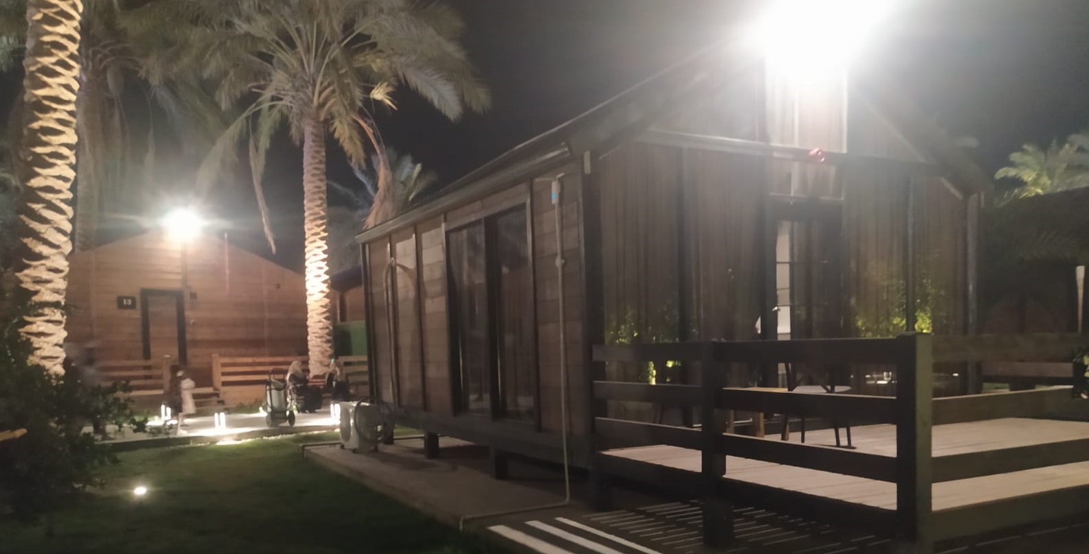 كوخ فندقى قياسية مطلة على الحديقة لشخصين + طفل عمره حتى 6 سنوات