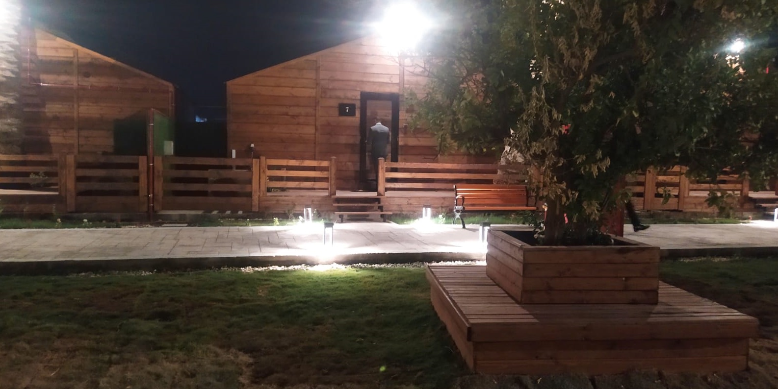 كوخ فندقى راقى مطلة على النهر لشخصين + طفل عمره حتى 6 سنوات