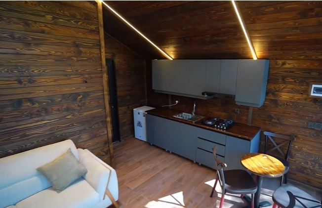 كوخ فندقى قياسية مطلة على الحديقة لشخصين + طفل عمره حتى 6 سنوات